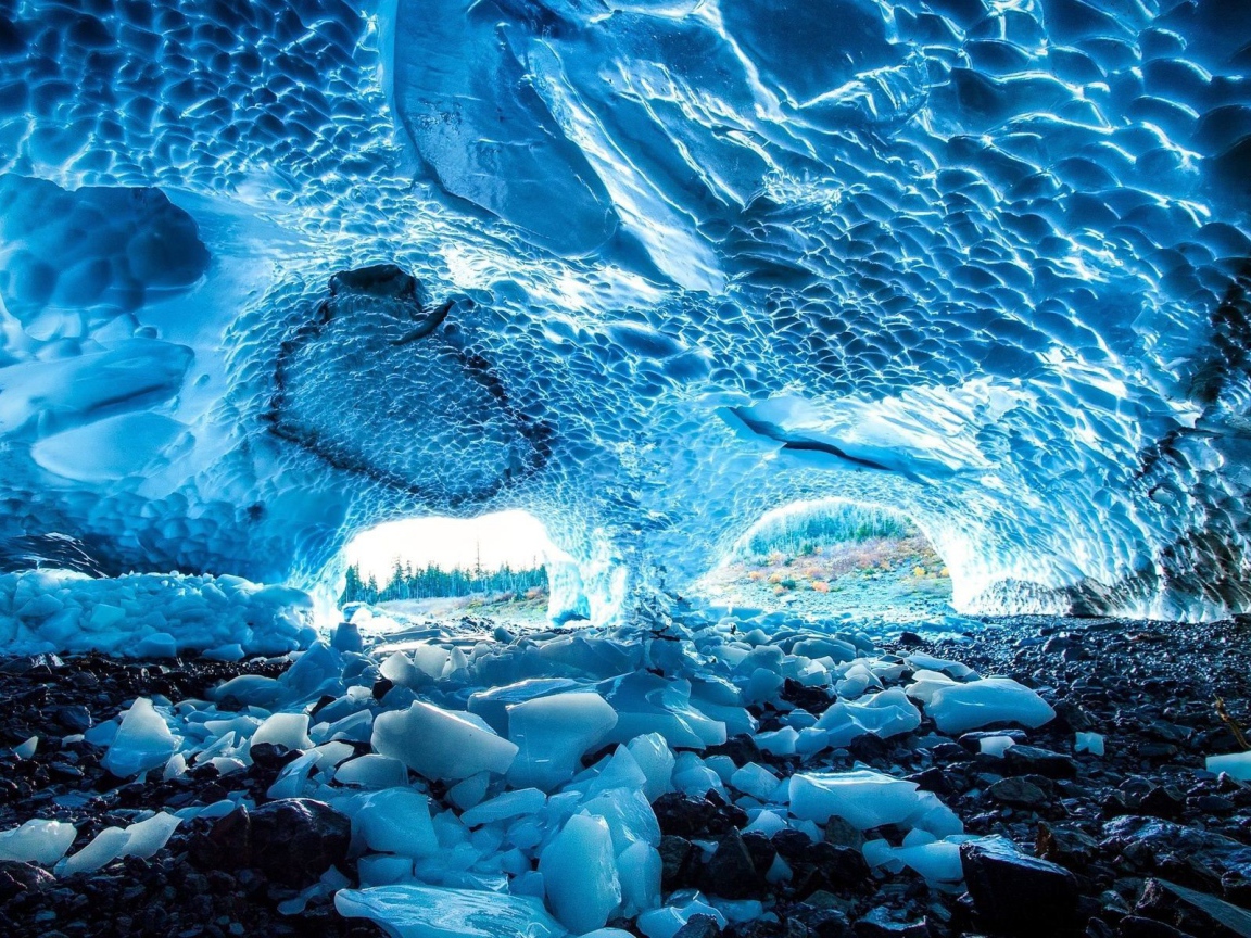 Пещера из голубого льда