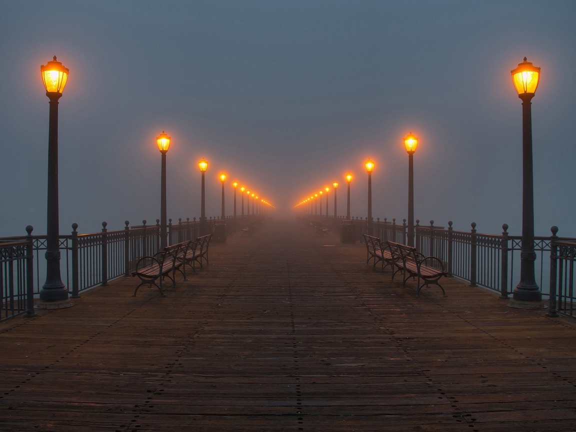 Вечерняя набережная уходит в туман