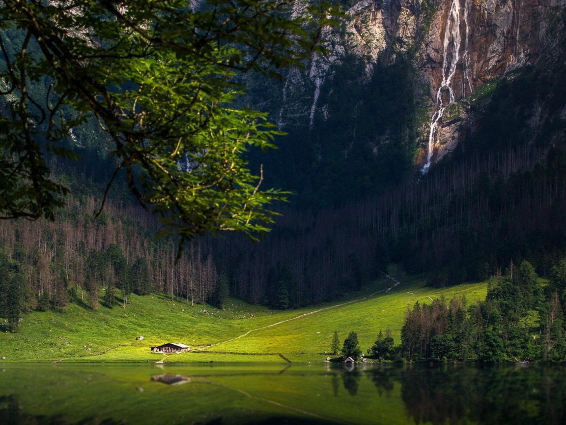 Ферма у подножия большой горы