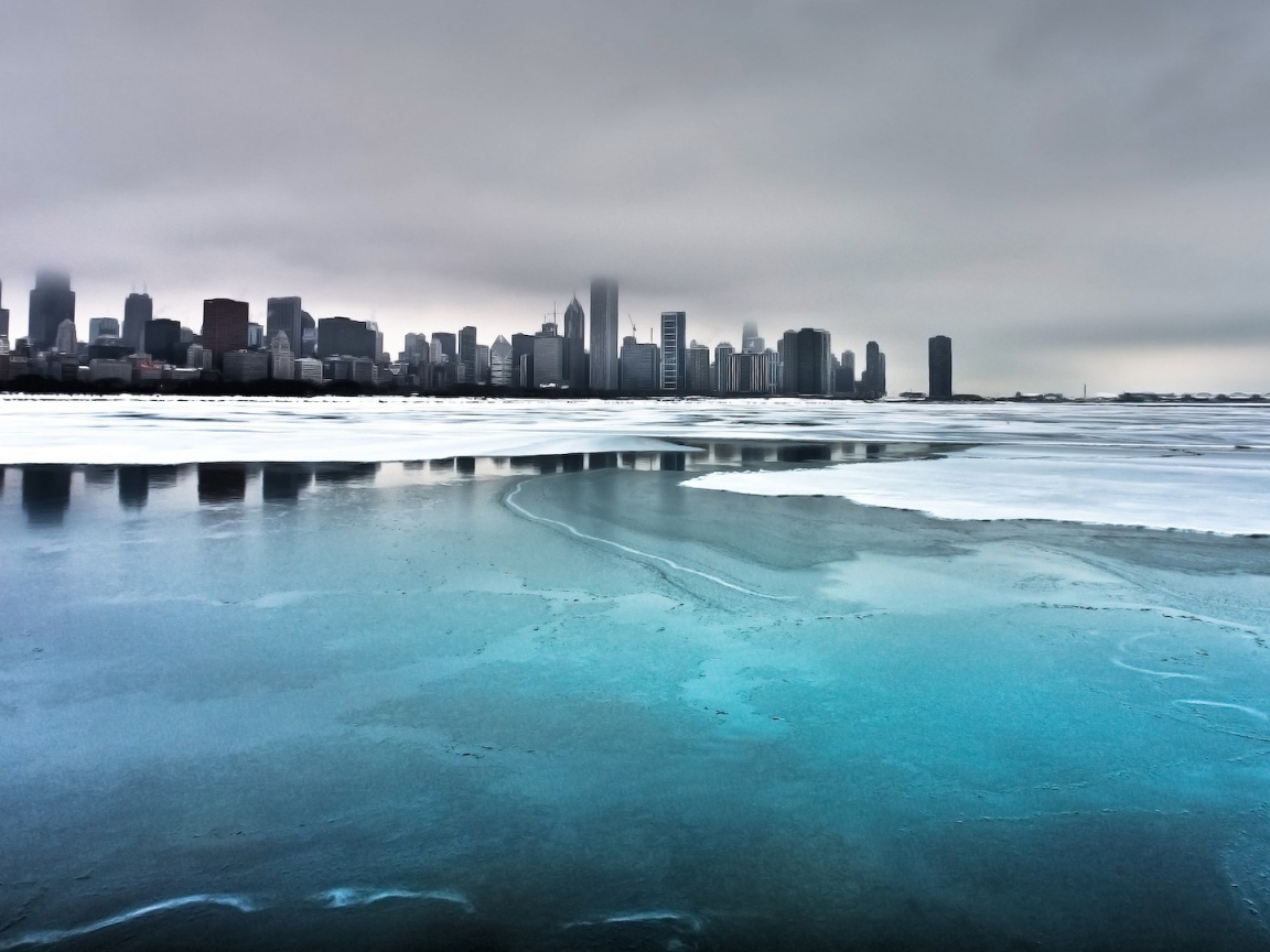 Замерзшее озеро у города