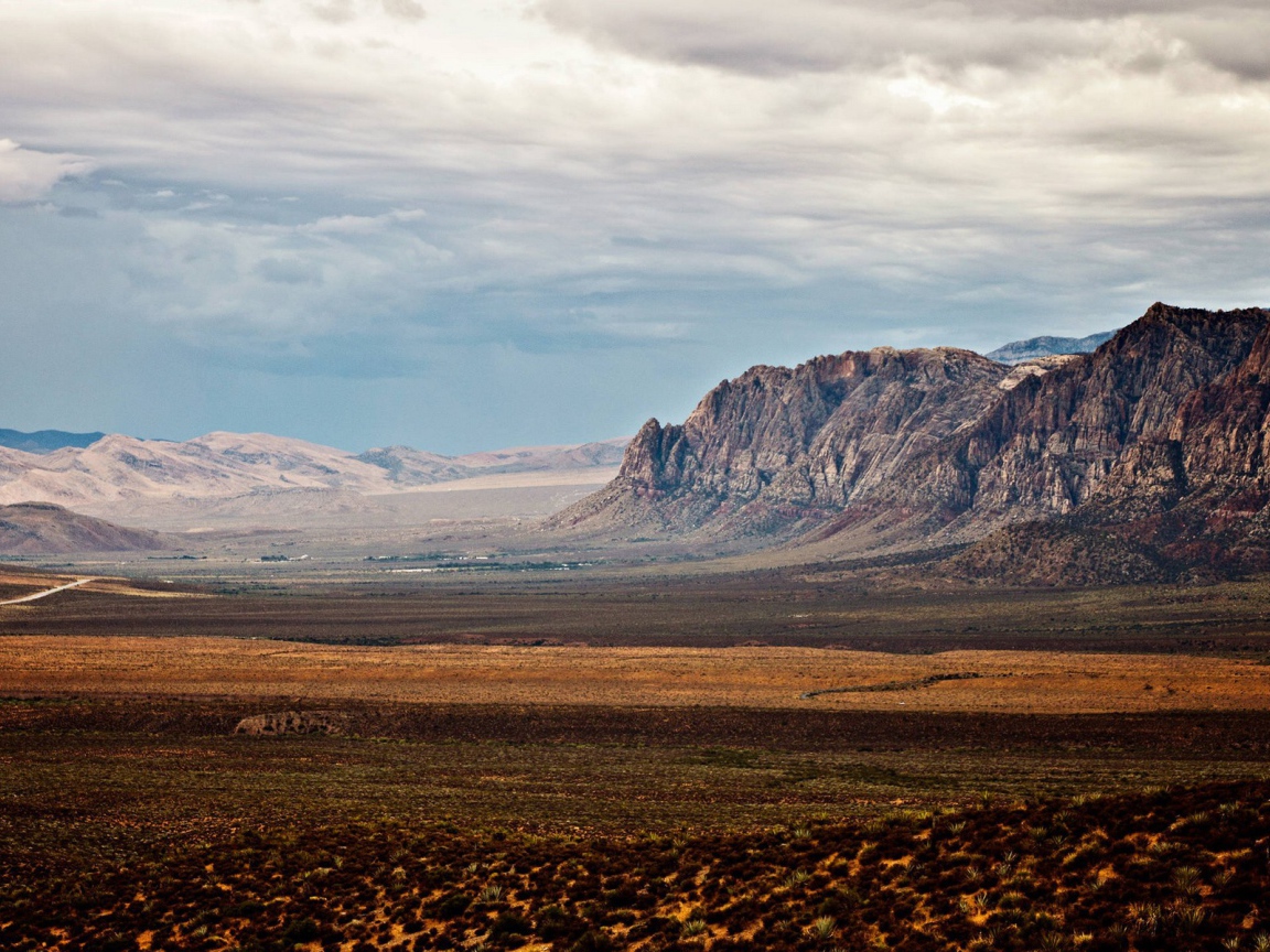 Неприветливая равнина между скалами