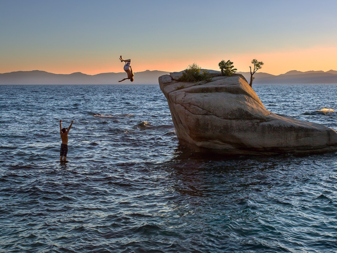 Прыжки со скалы у берега
