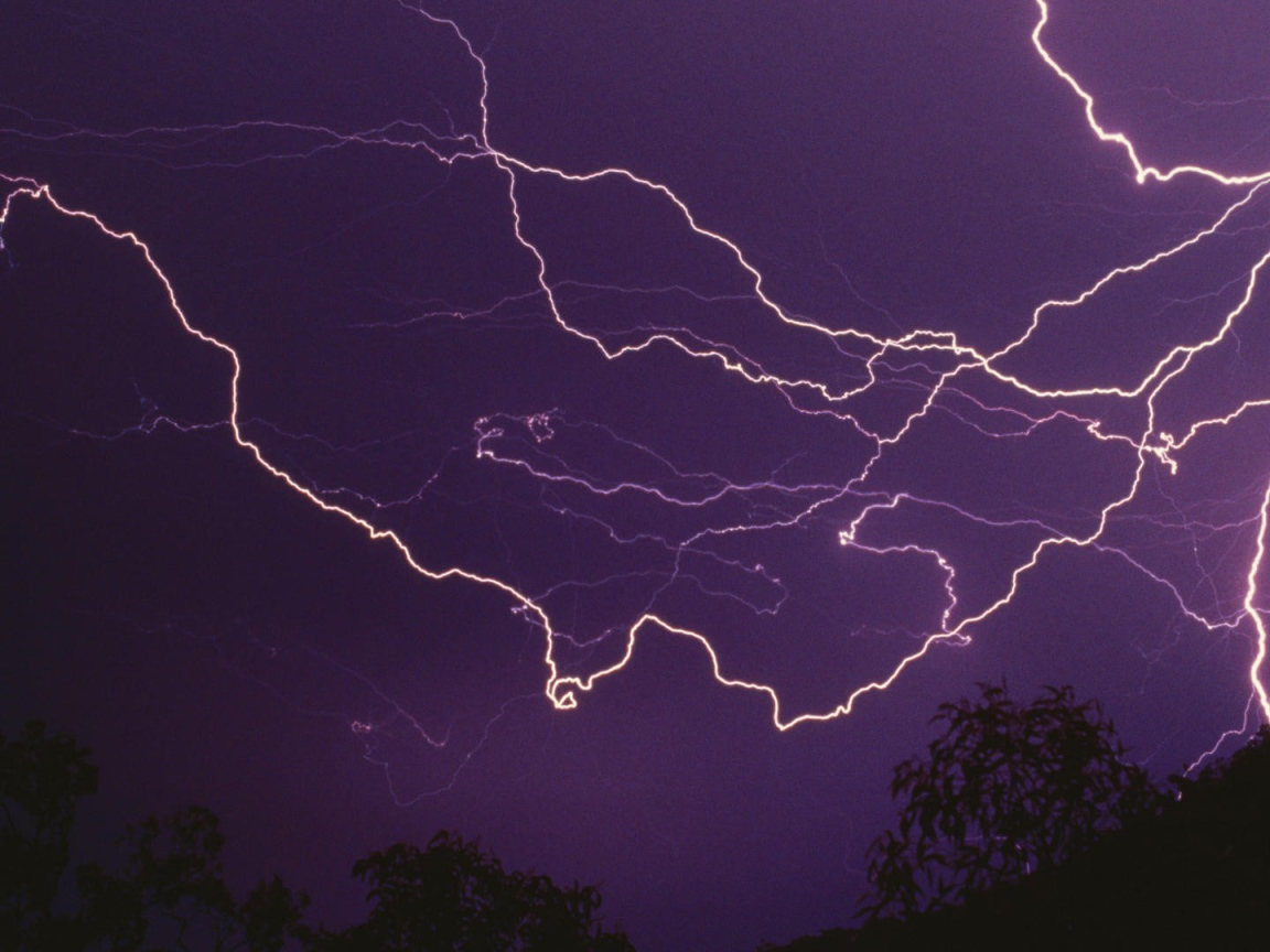 Молнии в фиолетовом небе ночью