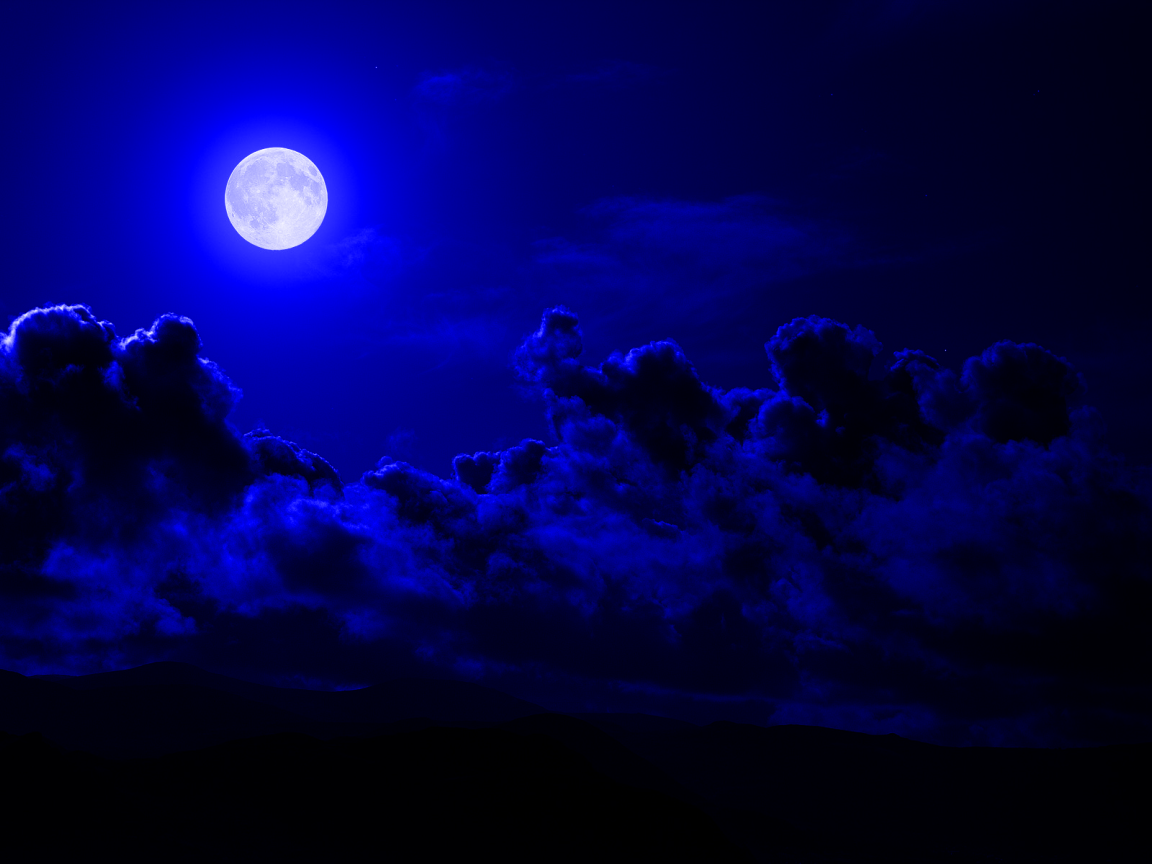 Луна в синем небе