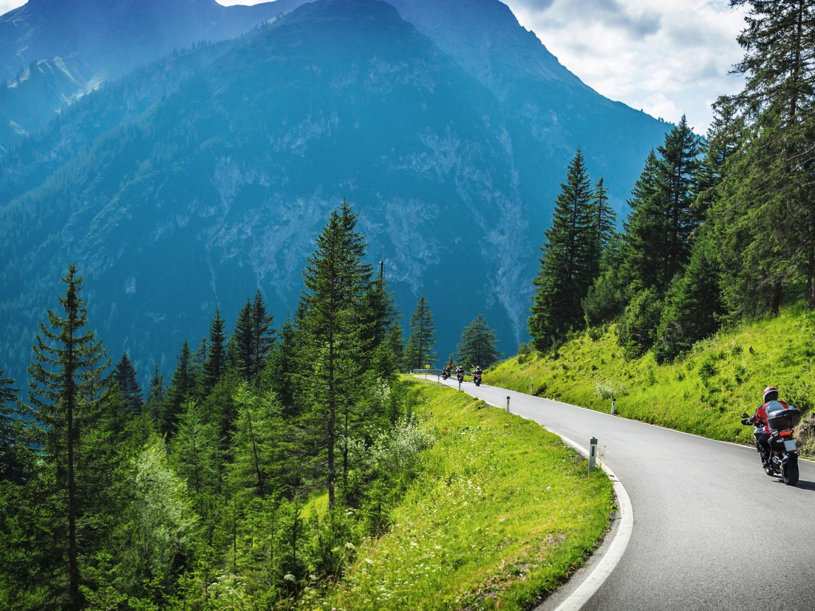 Мотоциклист на горной дороге