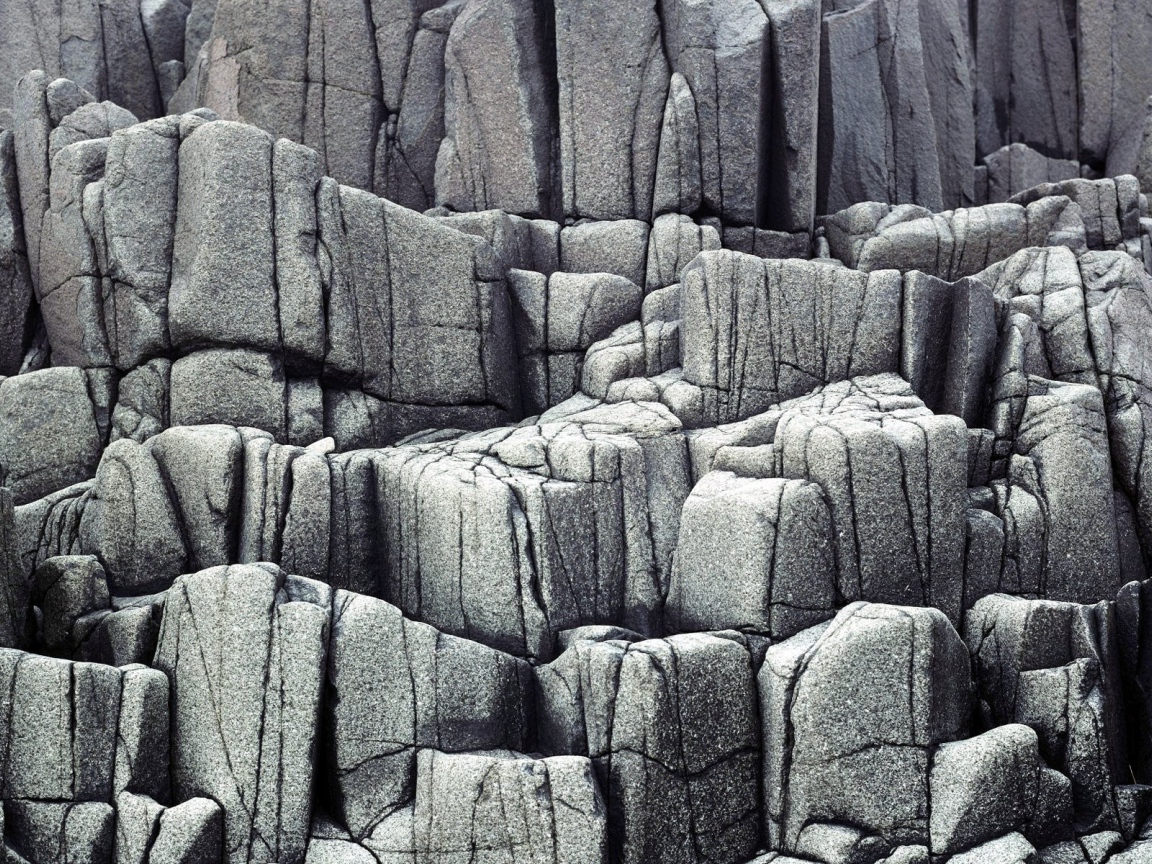 Нагромождение серых скал