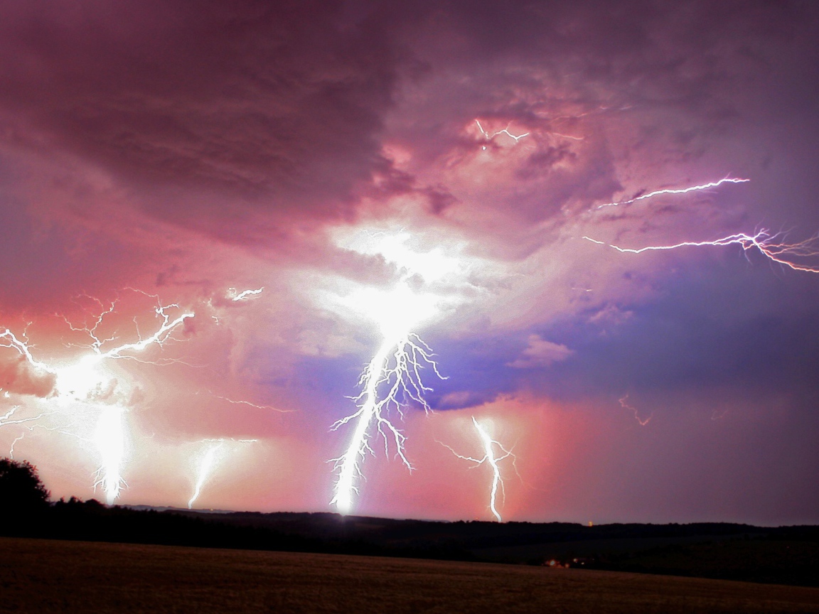 Мощные разряды молний в розовых облаках