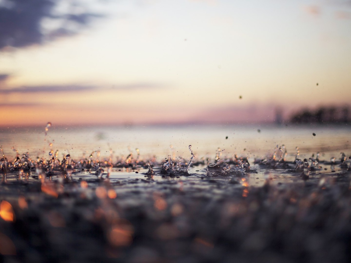 Капли дождя на мостовой