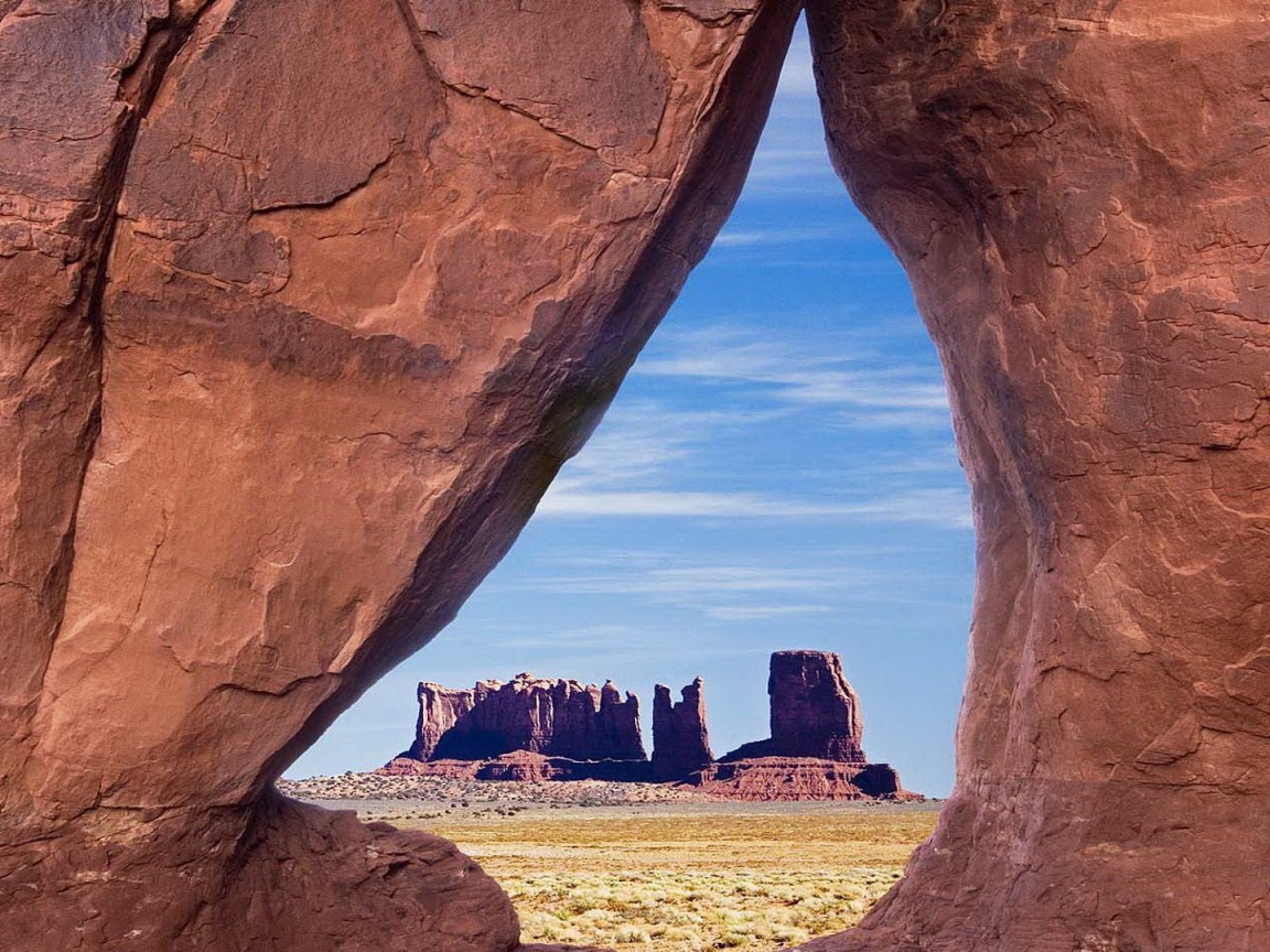 Скальные образования, вид через проем в скале