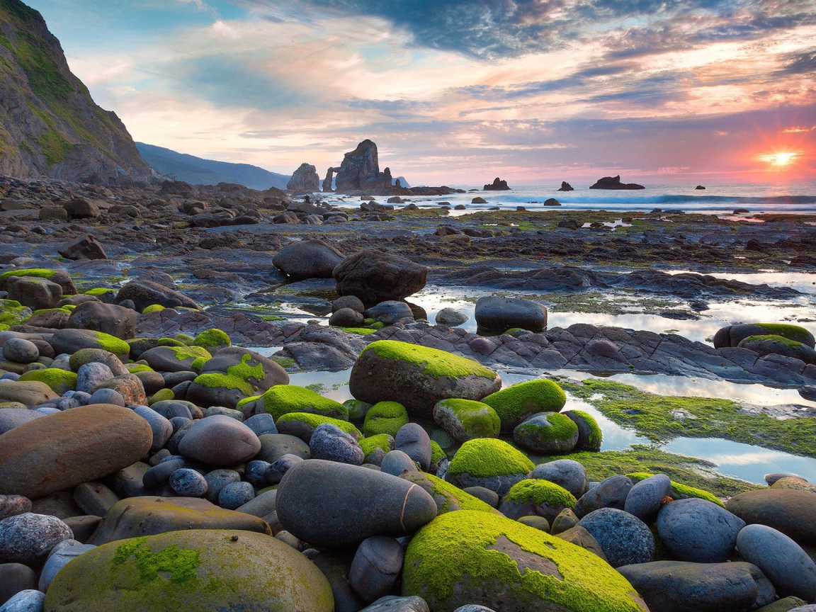 Гладкие камни на берегу моря