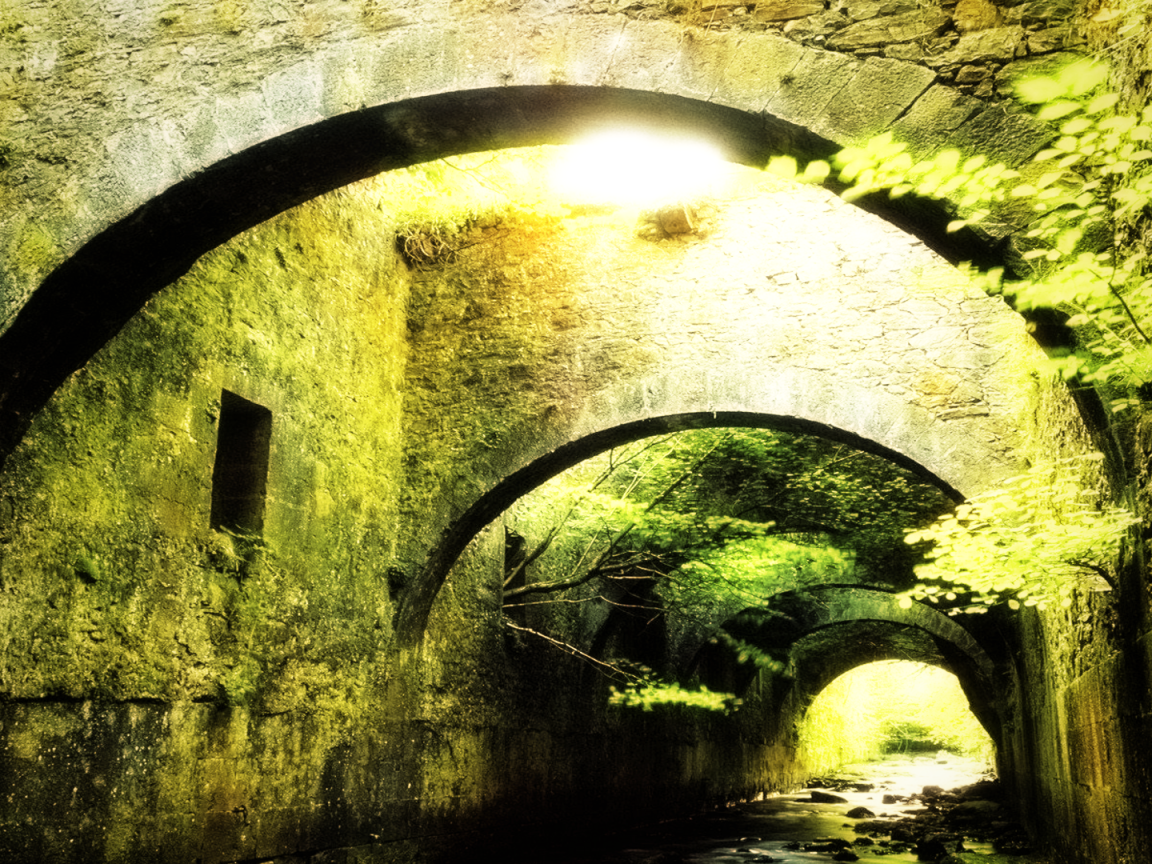 Каменные своды над ручьем