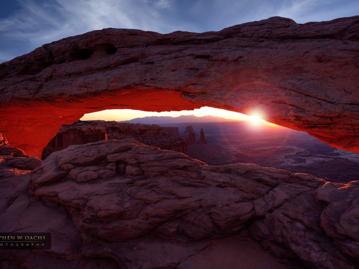 Восход солнца между скал