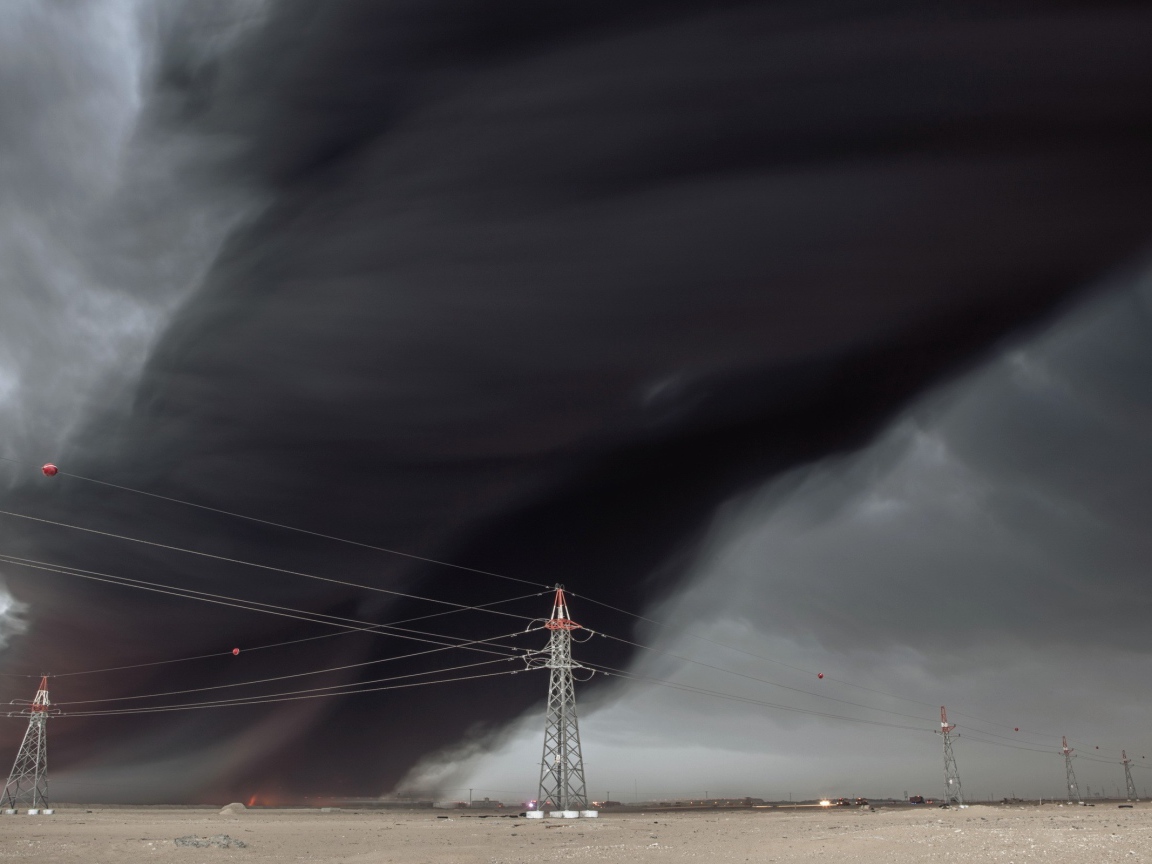Черное облако дыма в небе