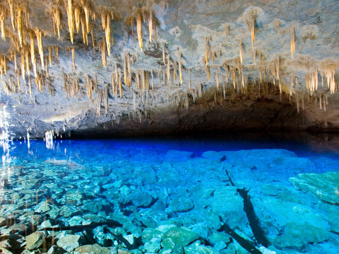 Наросты извести на потолке пещеры