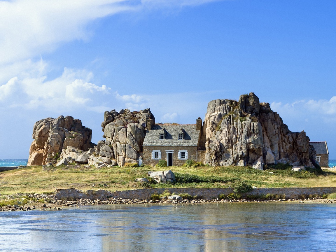 Дом зажат между двух скал