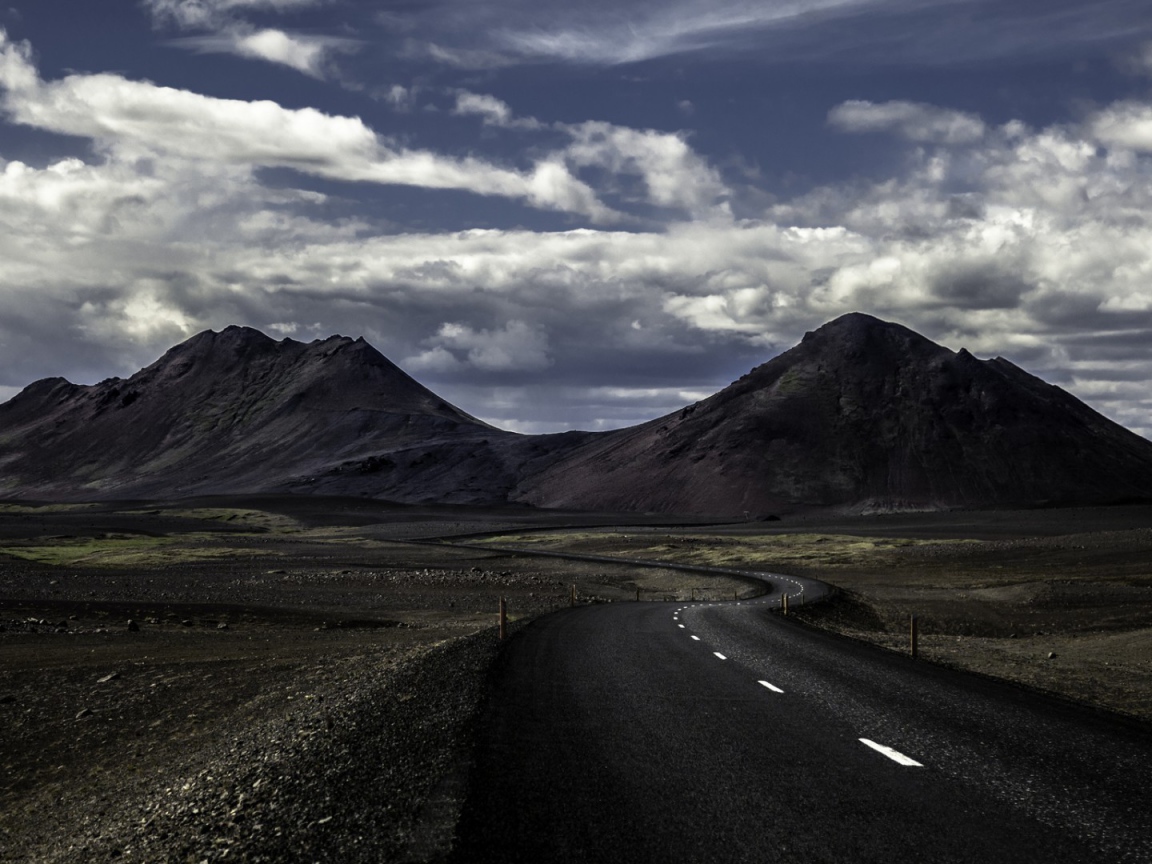 Дорога идет по равнине к горам