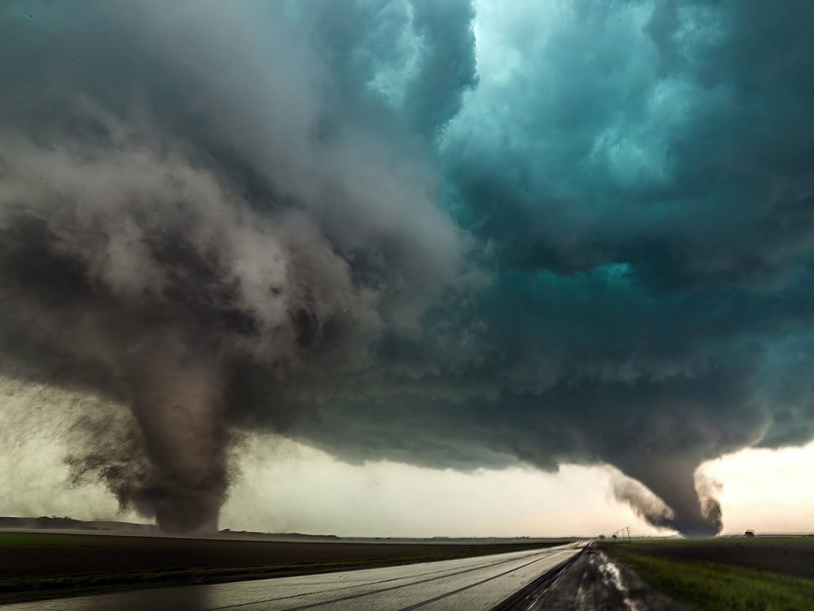 Два мощных торнадо