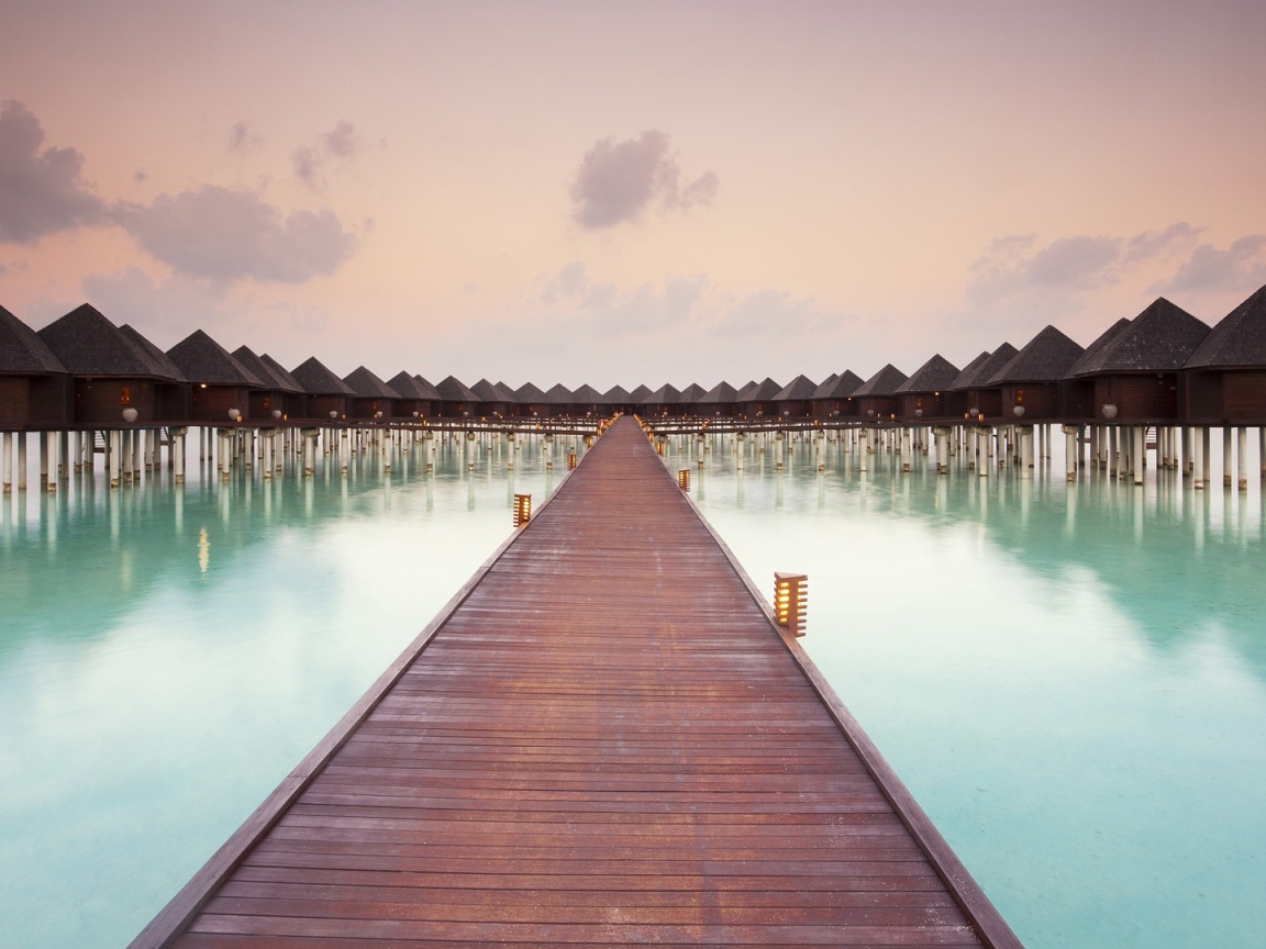 Деревянная дорожка к домикам для туристов