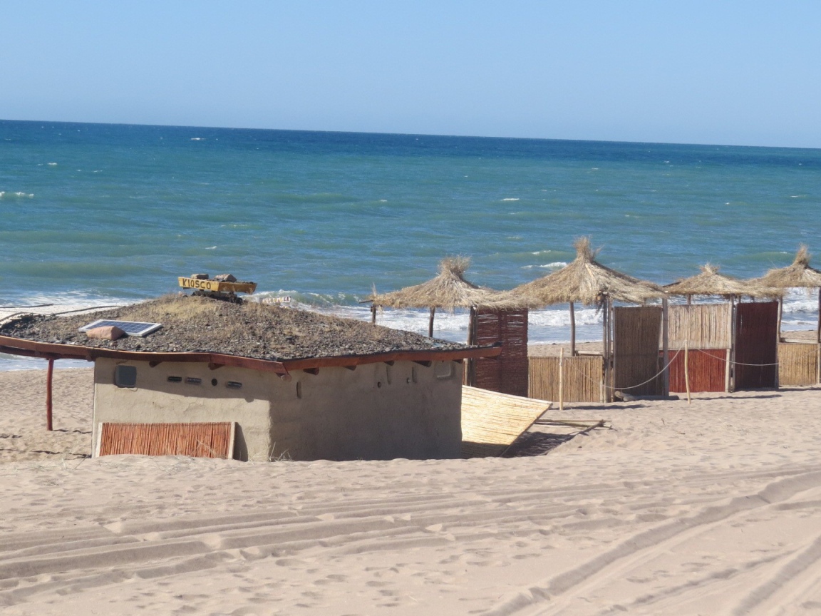 Пляжные домики из тростника