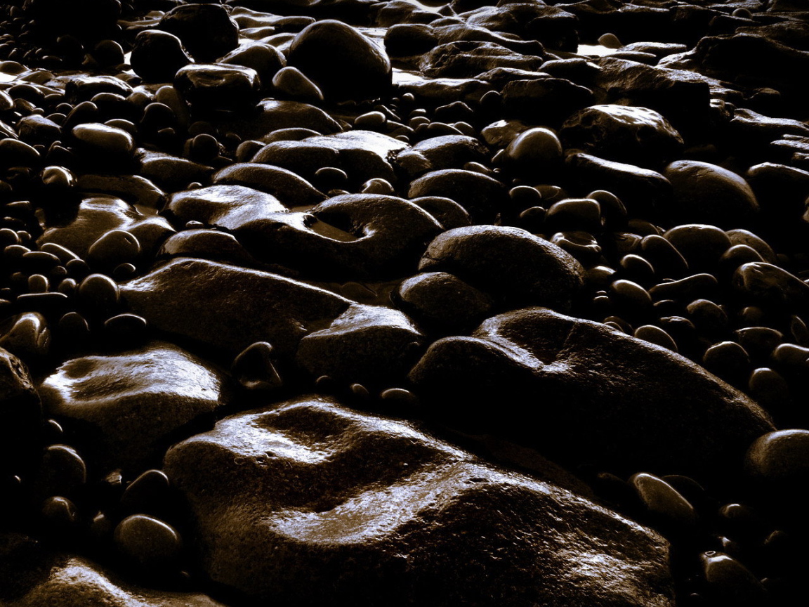 Блестящие коричневые камни