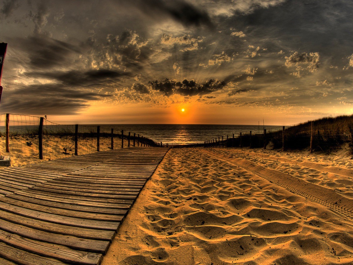 Деревянная дорожка на пляже