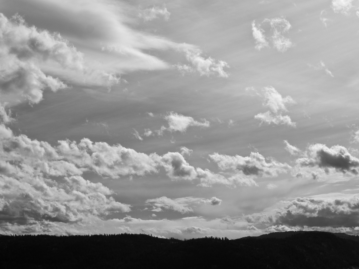 Черно-белое фото облаков