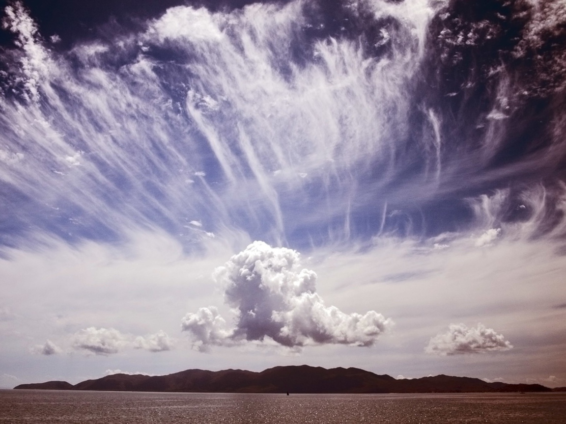 Кучевое облако ниже перистых облаков