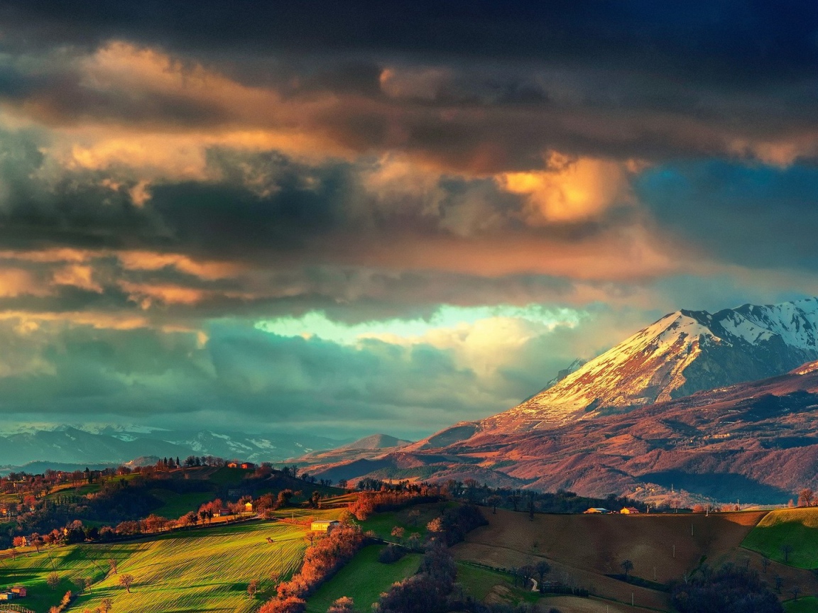 Кучевые облака над сельской местностью среди гор