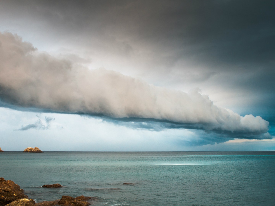 Кучевое облако над морем
