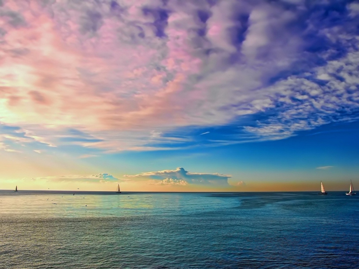 Нежные розовые облака над заливом