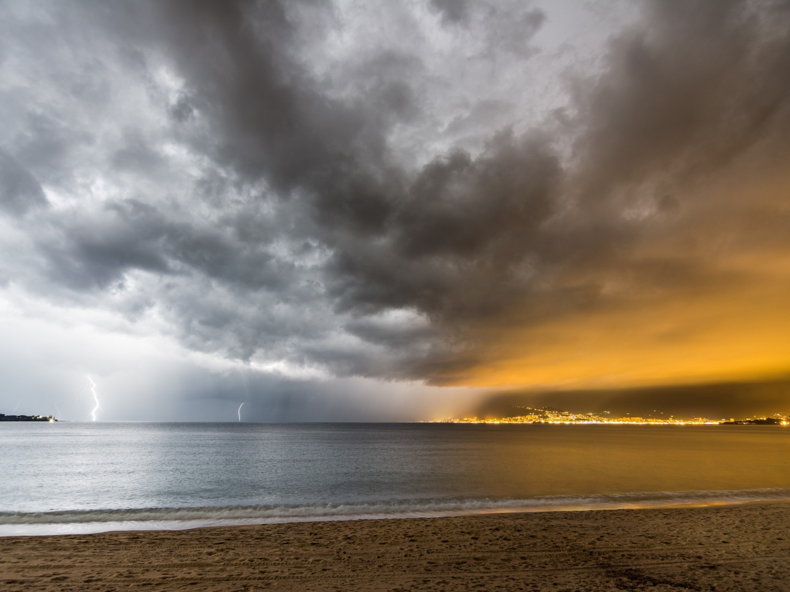 Формирование грозы над заливом