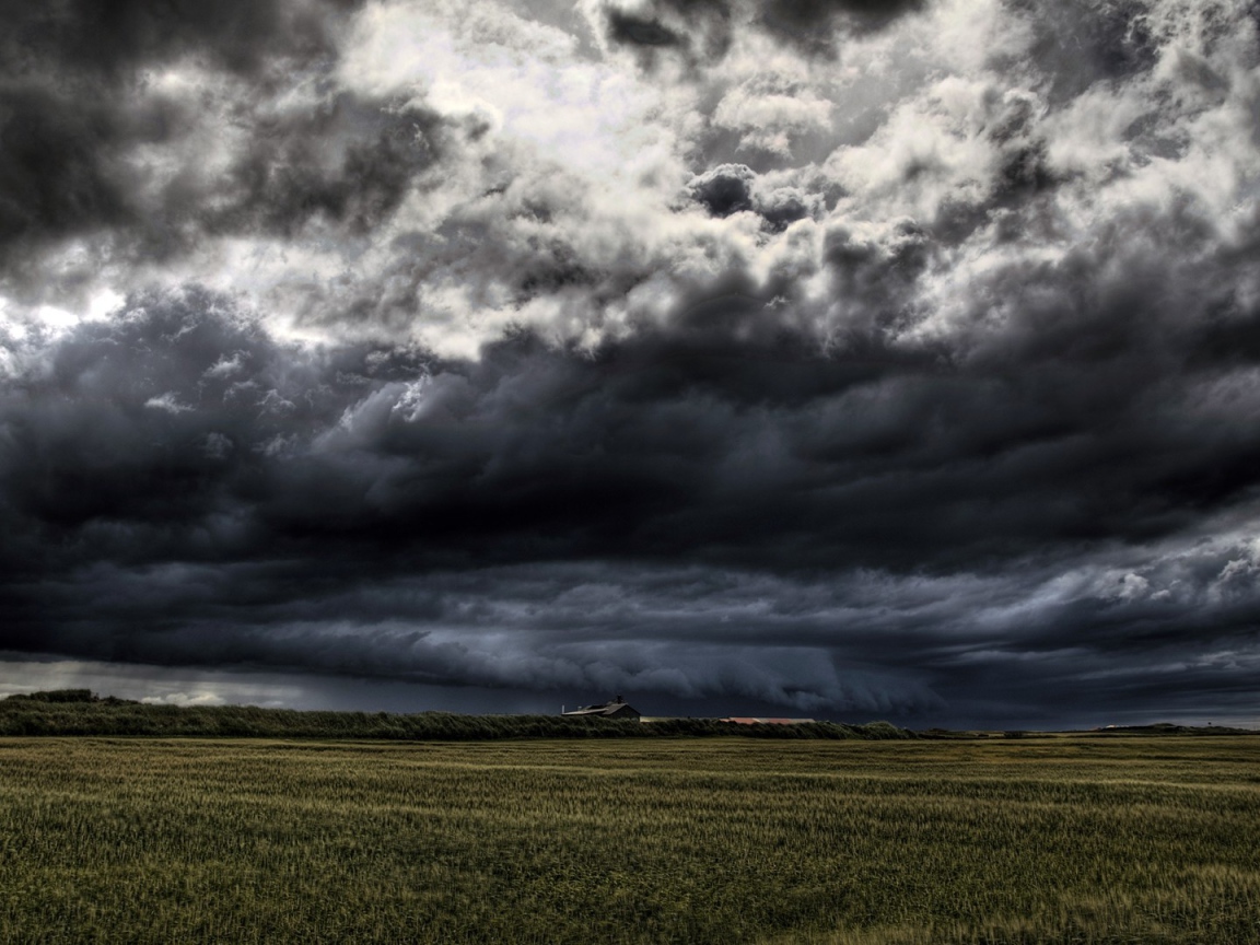 Мощный грозовой вал над фермой