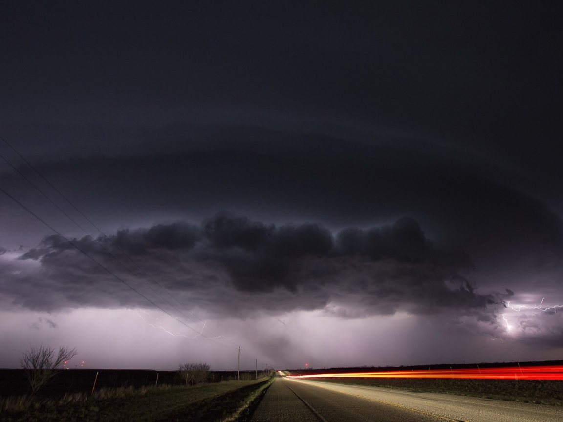 Круглое черное грозовое облако