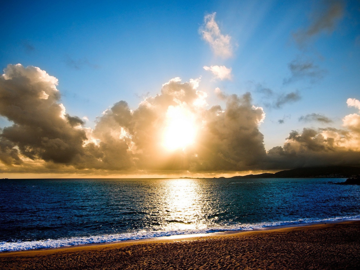 Солнце в пушистых облаках