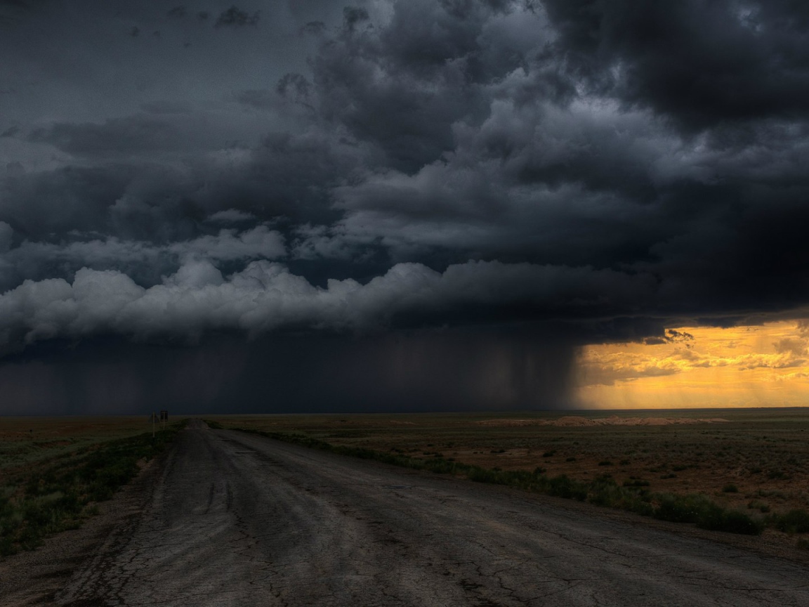 Грозовая туча над фермерским полем