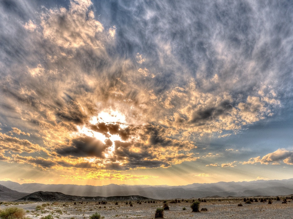 Тучи скрыли солнце над пустыней