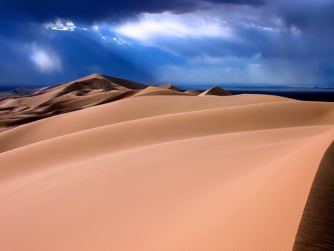 Барханы скрываются в синей дымке