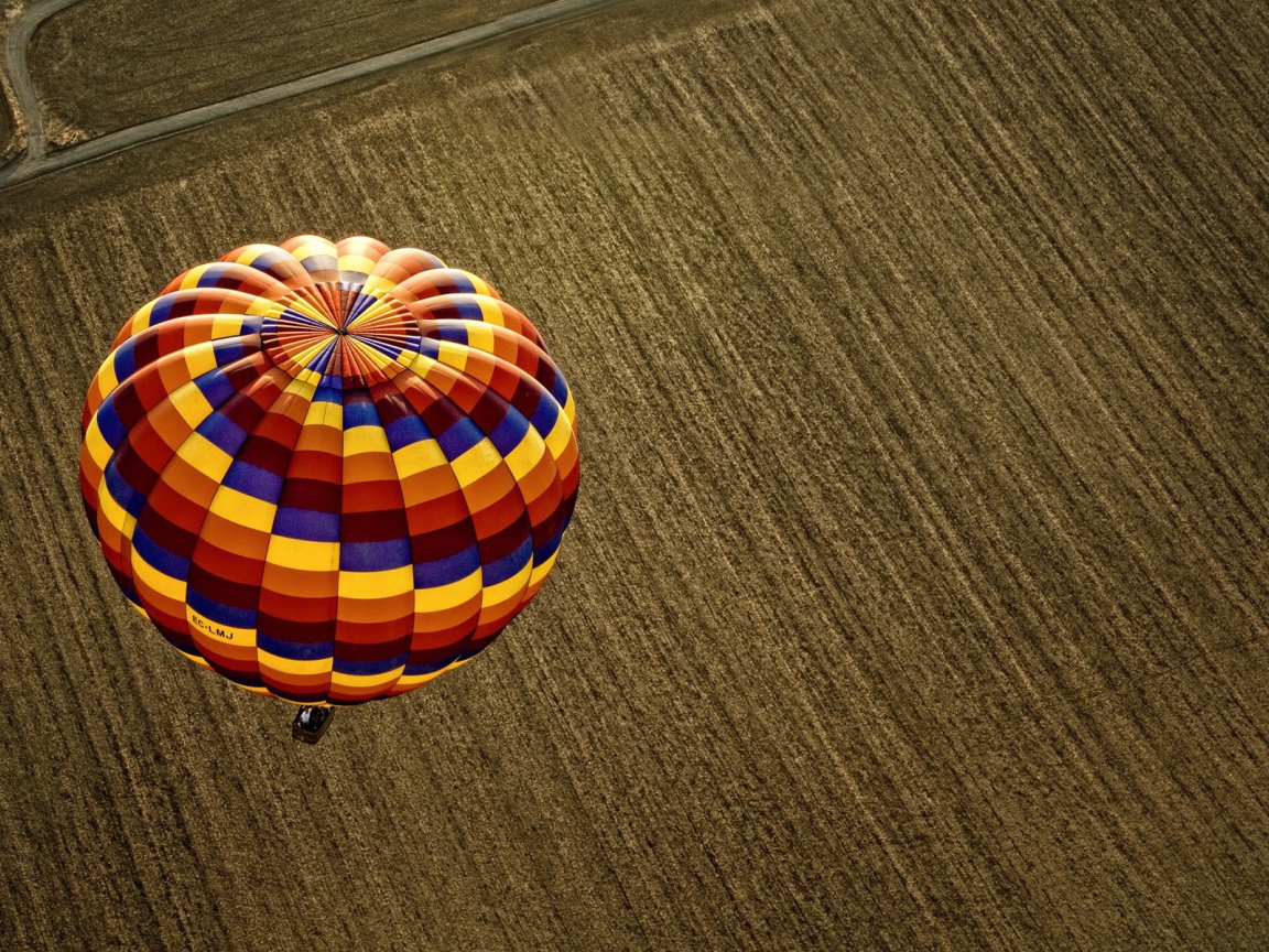 Воздушный шар над вспаханным полем