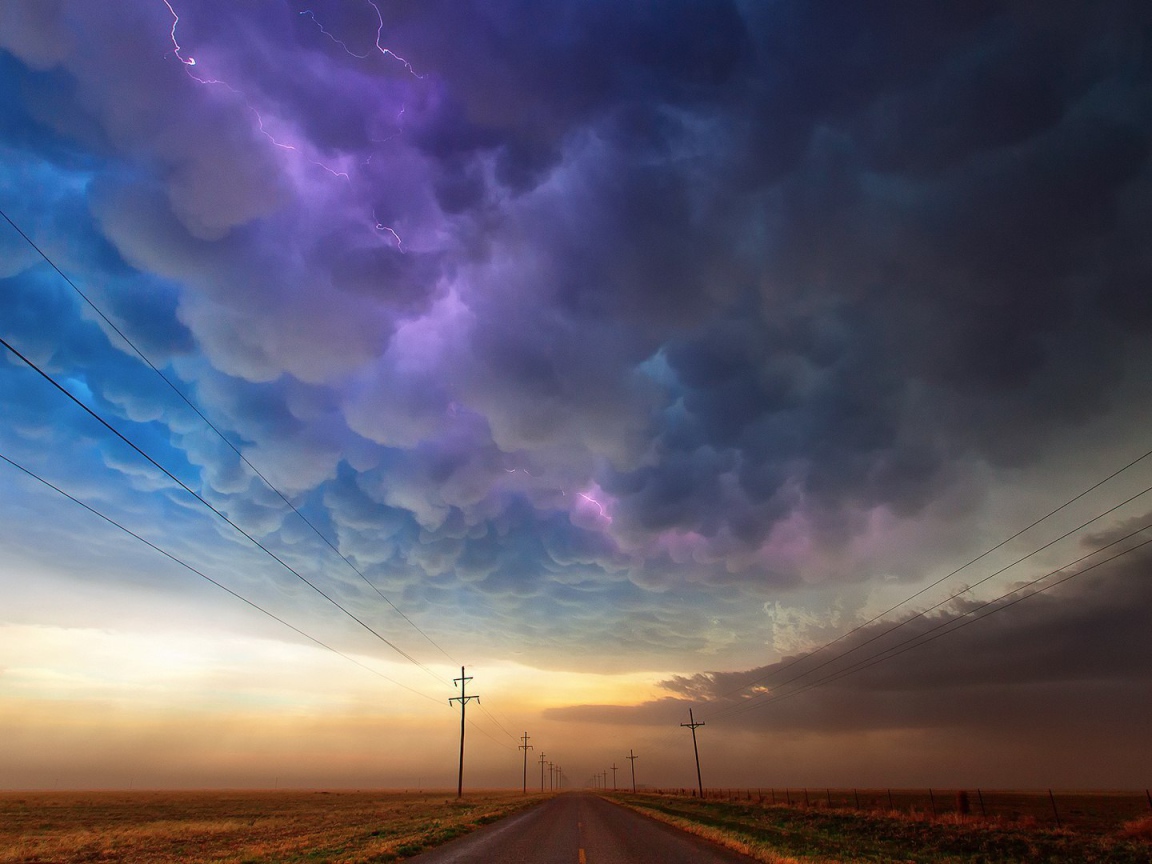 Сильная гроза над полями