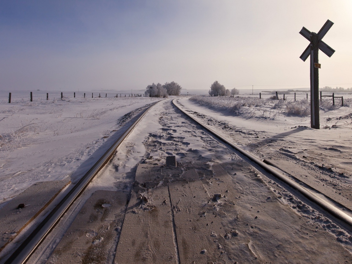 Железная дорога в поле зимой