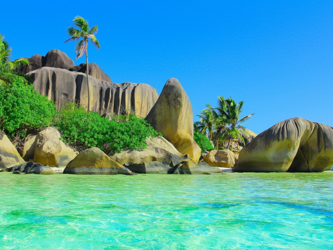 Огромные гладкие камни на тропическом острове