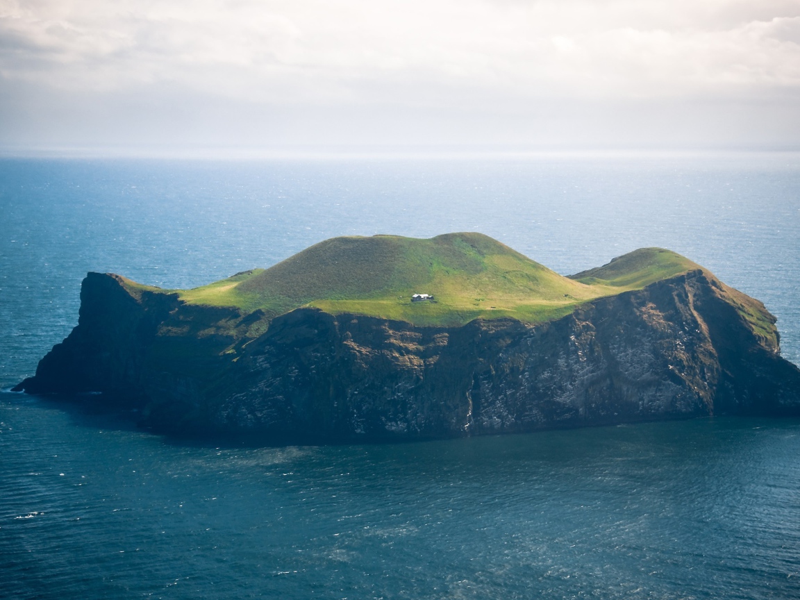 Остров недалеко от Исландии