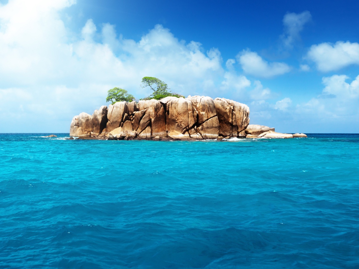 Скалистый остров в океане