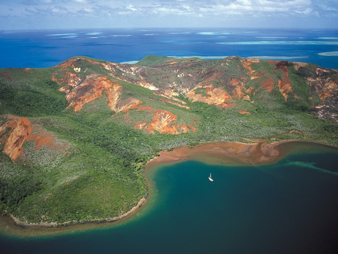 Белая лодка у необитаемого лесистого острова