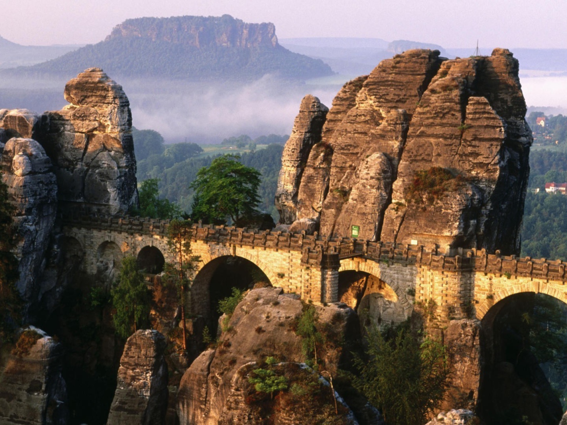 Мост на скалах в горах