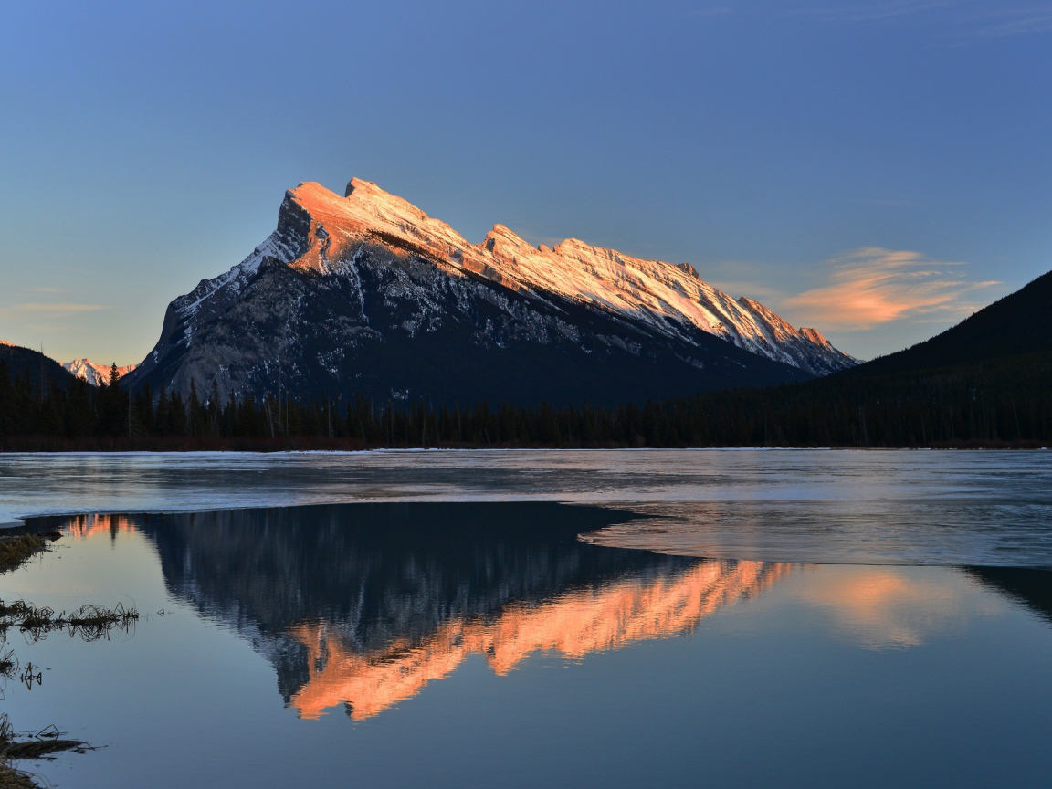 Вершины гор освещенные солнцем