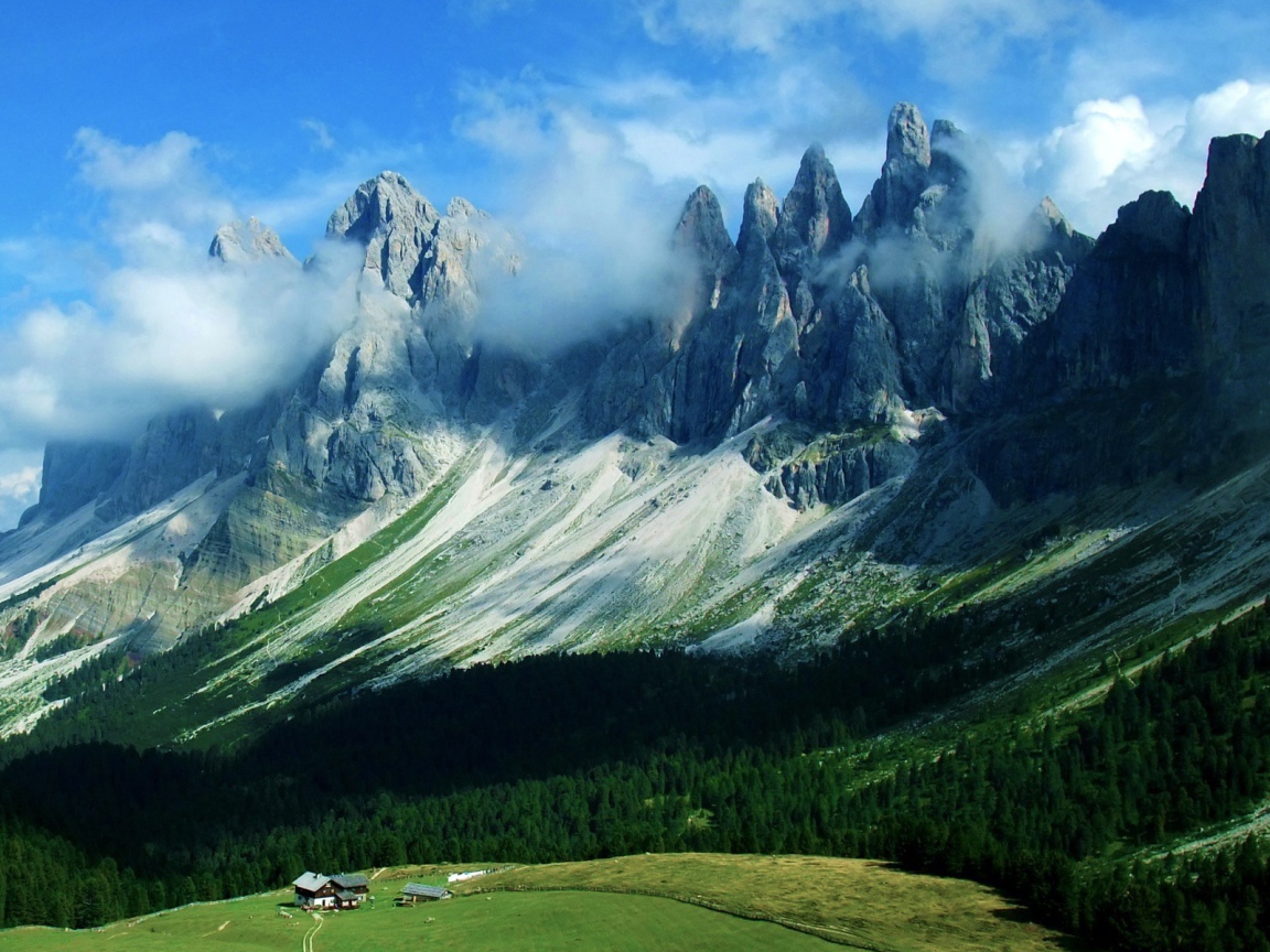 Облака цепляются за вершины гор