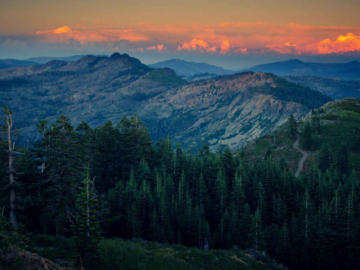 Огненно красные облака на закате в горах