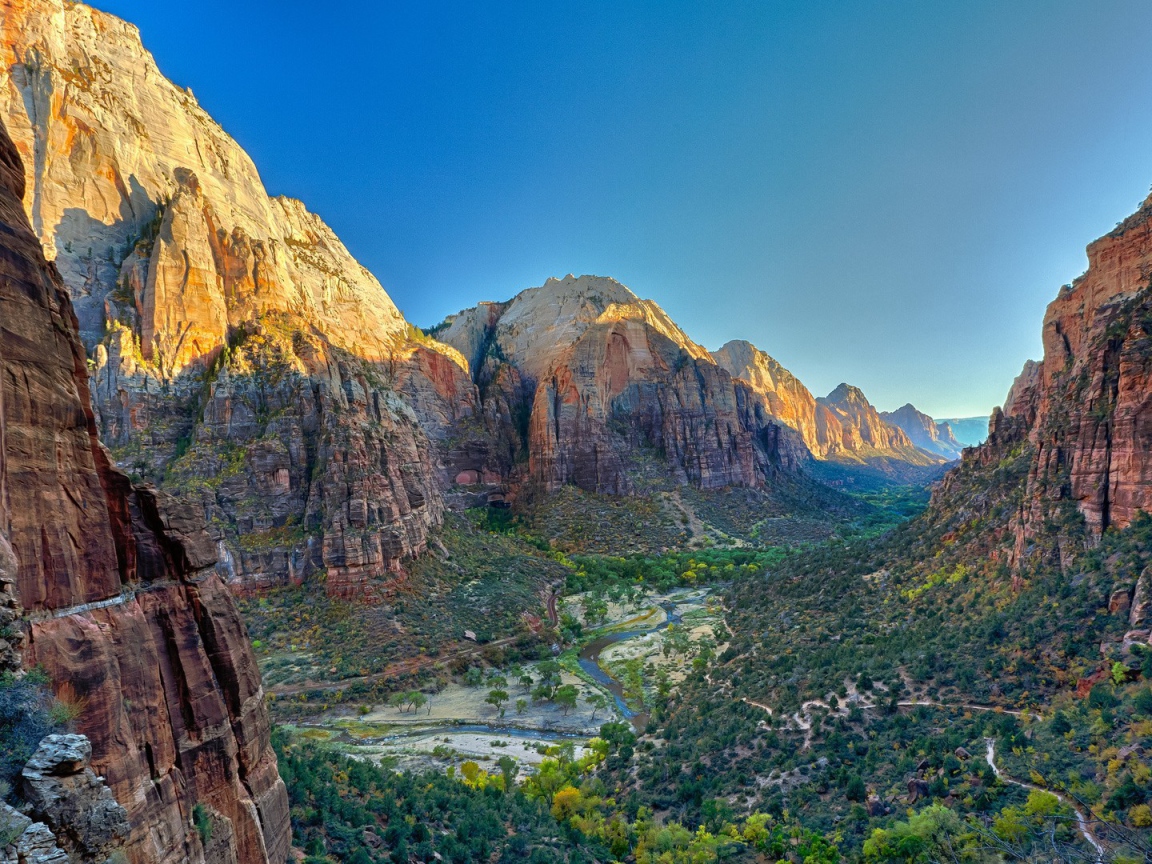 Зеленая долина между суровых скал