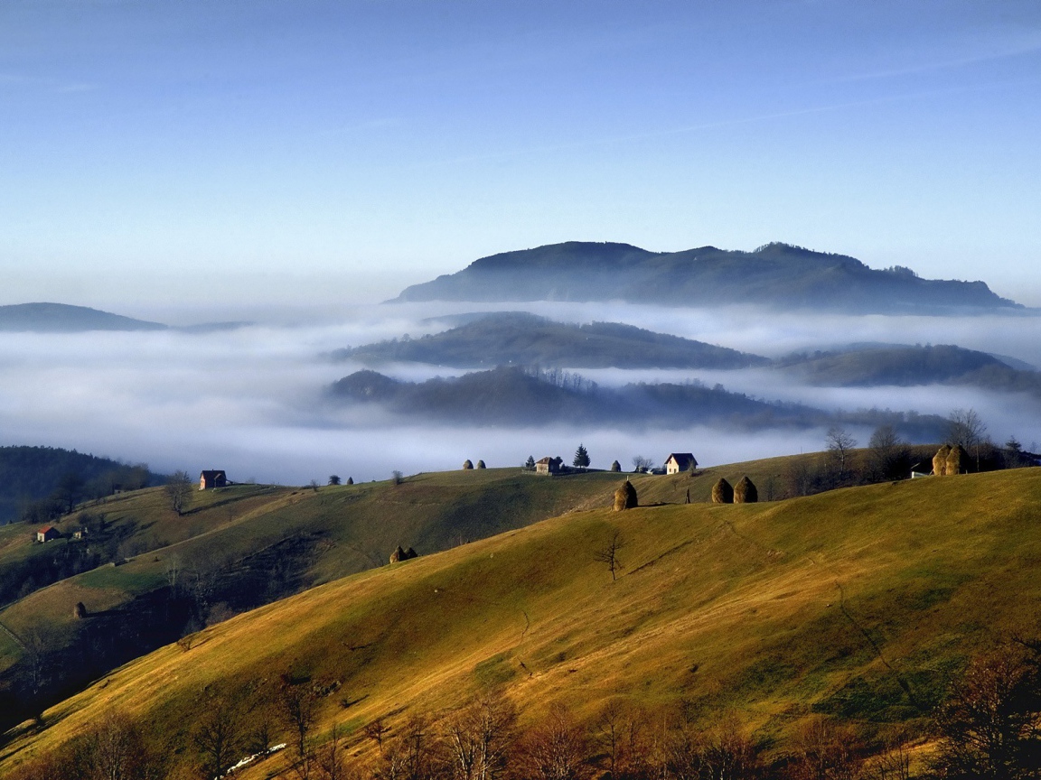 Горная деревушка на фоне гор и тумана